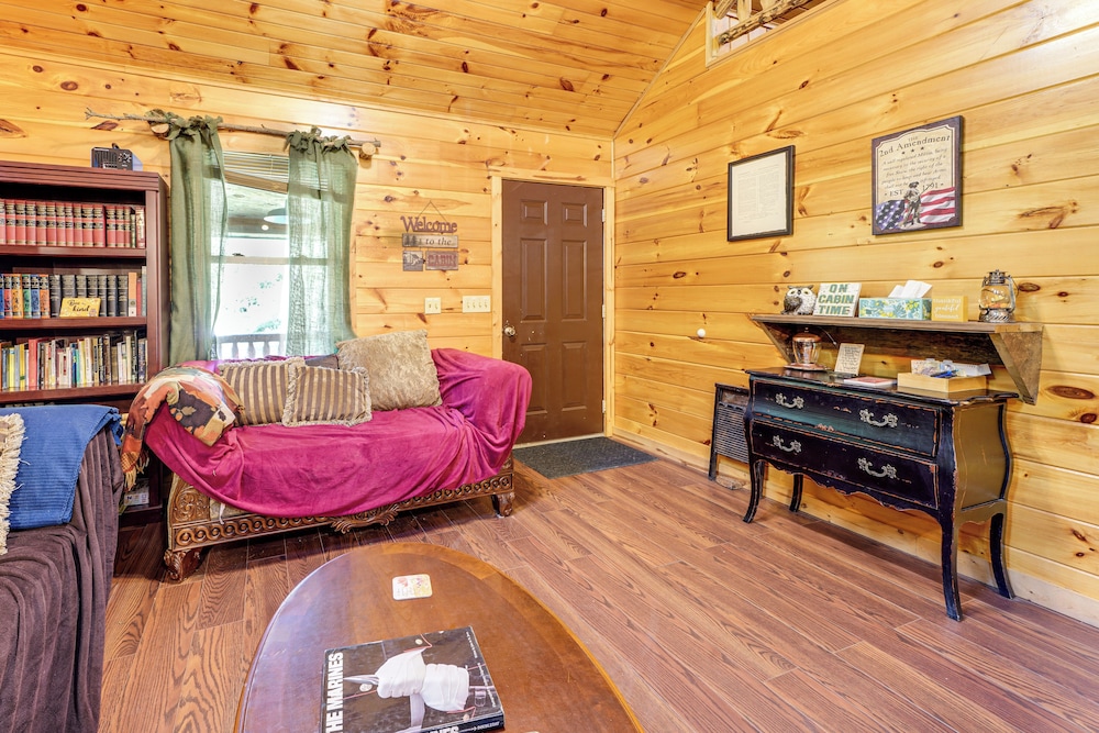 Rustic, Woodsy Cabin in Palestine w/ Pool Table!
