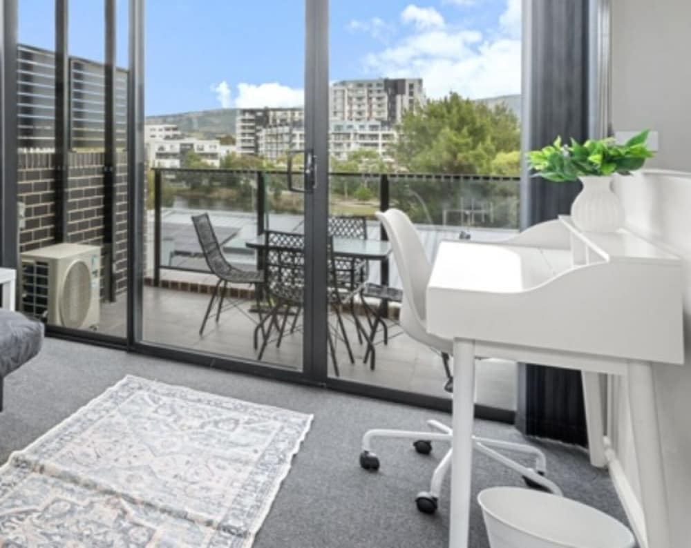 Modern 3-bedroom Townhouse in Quiet Greenway