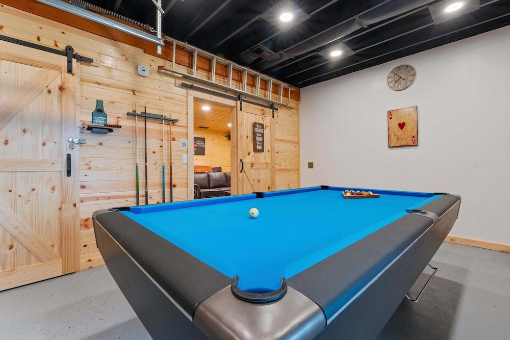 Breathtaking Hideaway 5 Bedroom Cabin