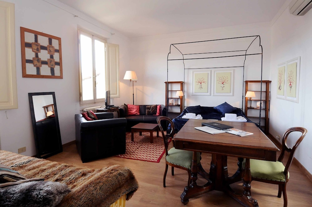 Charming Studio Apartment in Front of the Arno River
