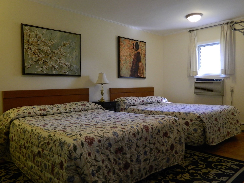 Twin Oaks Motel