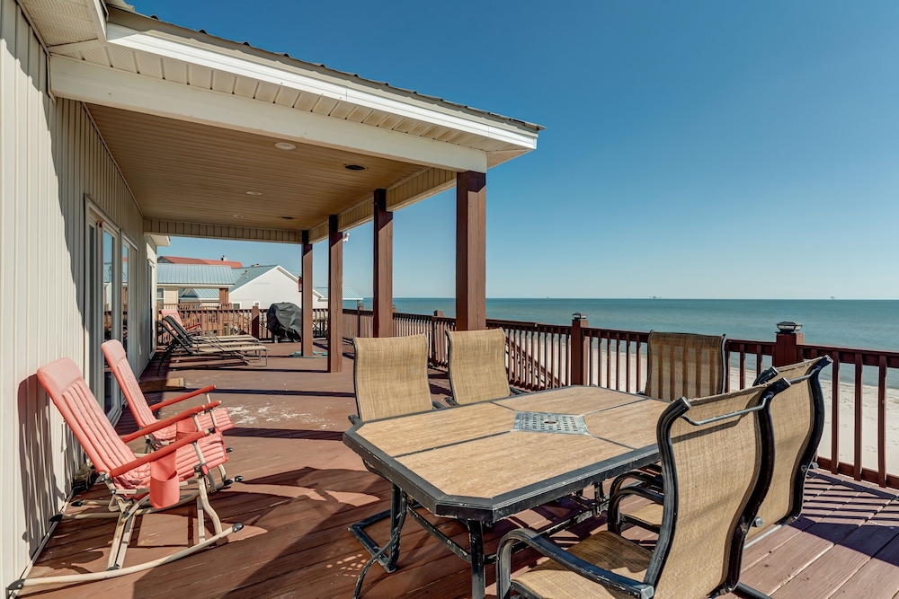 Sonny Side - Enjoy The Private And Personal Lot Space For More Family Beach Time. Unobstructed Views Of Water And Sky! 4 Bedroom Home by RedAwning