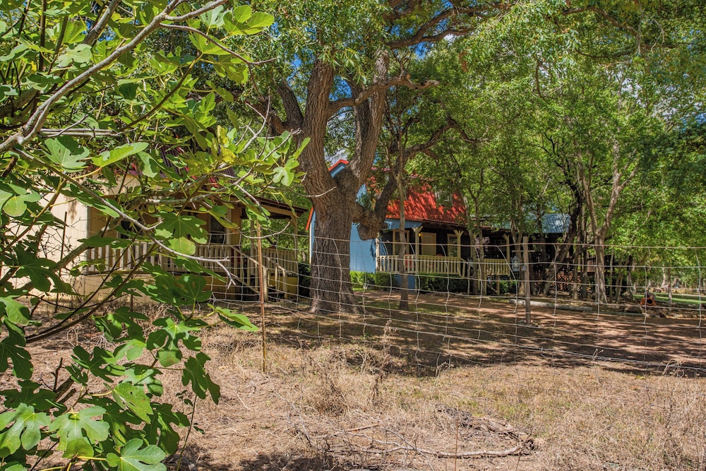 Mendelbaum Winery Guest Cabins