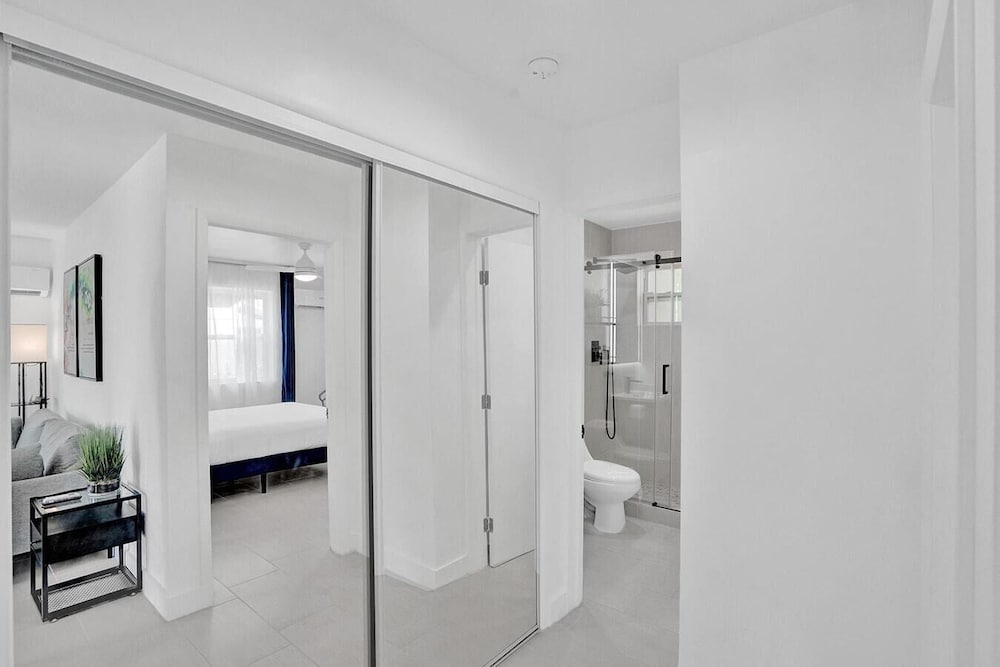 Modern Hallandale Apt w/ Backyard Near Beach