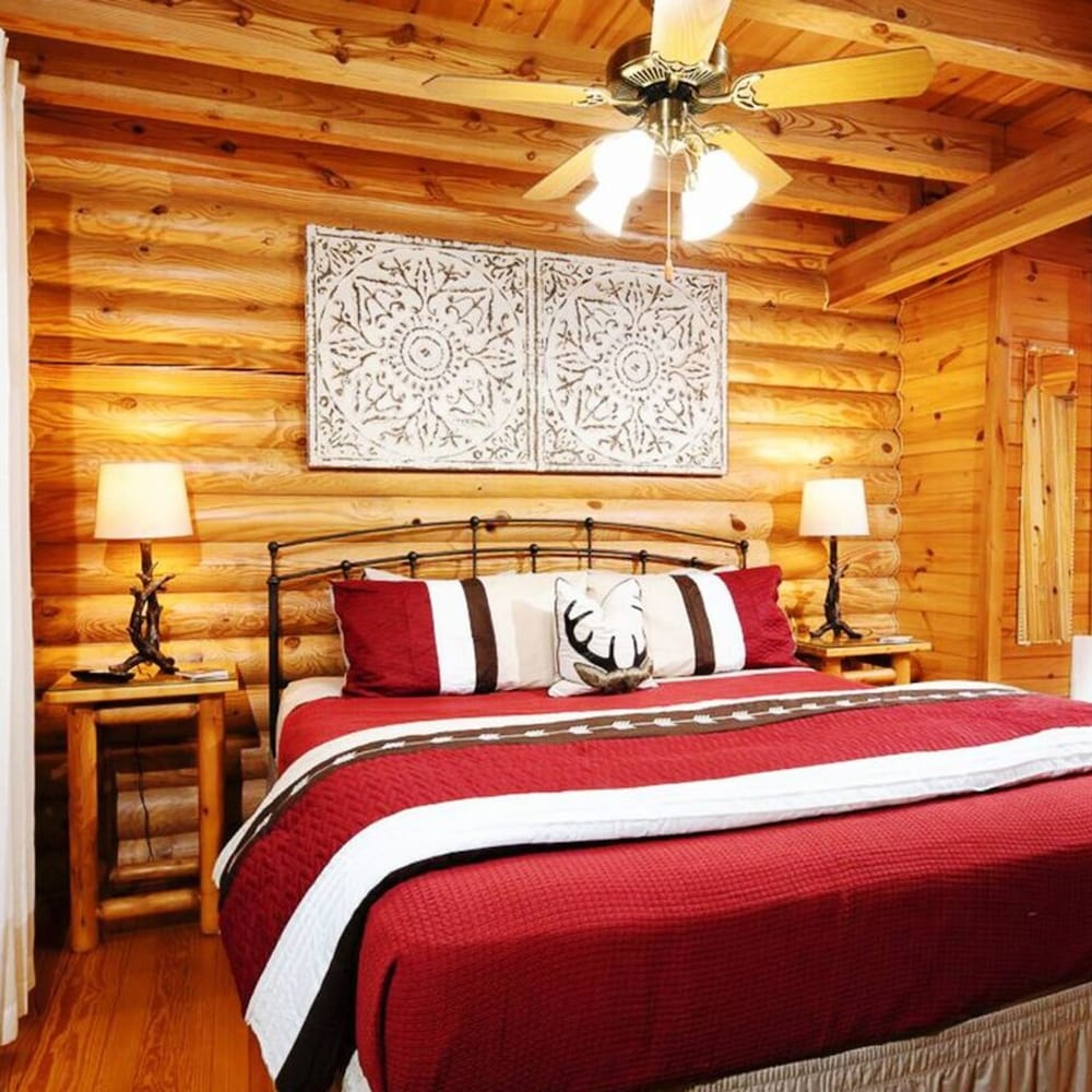 Cozy Upscale Cabin w Fireplace Hot Tub