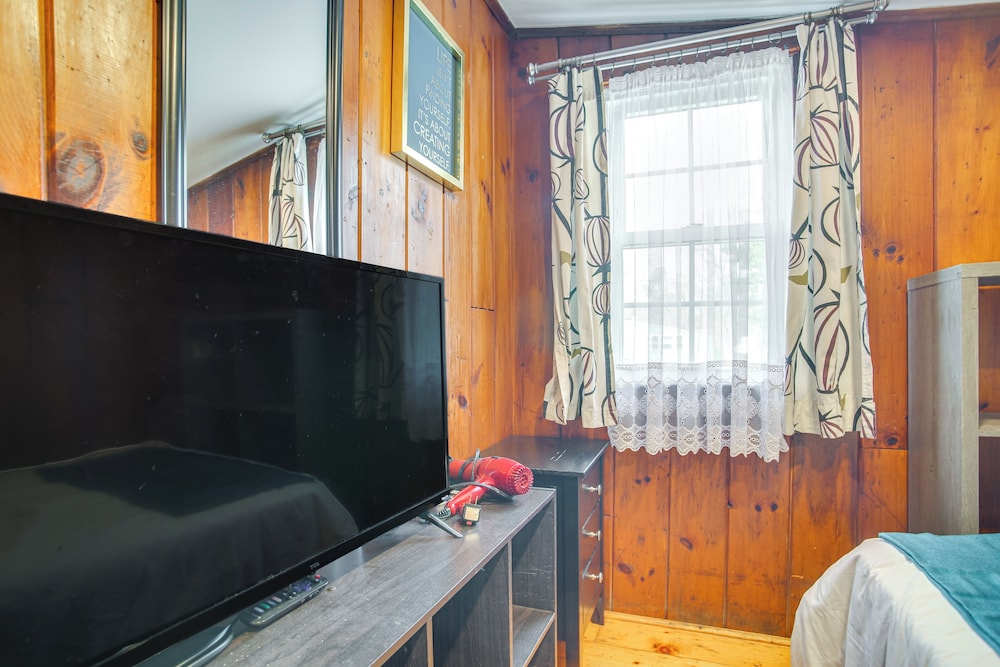 Hot Tub & Kayaks: Dog-friendly House in Yarmouth
