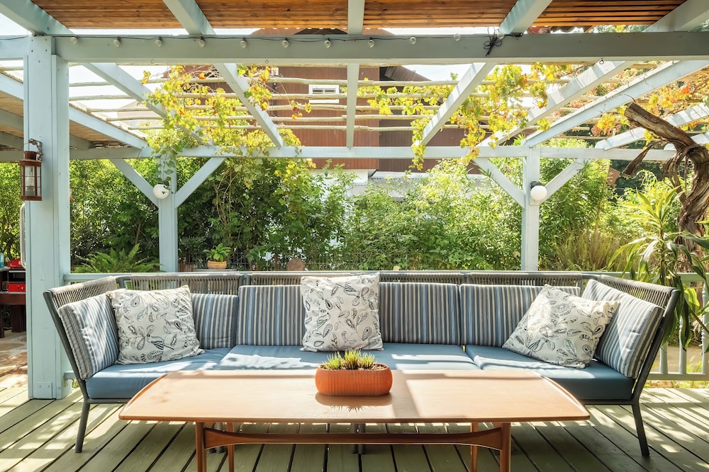 Relax in a Garden Oasis by Sea N' Rent