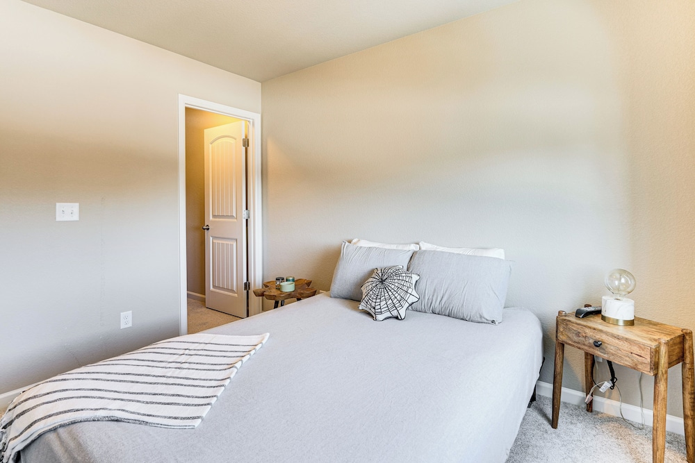 10 Mi to Fort Carson: Newly Built Townhome!