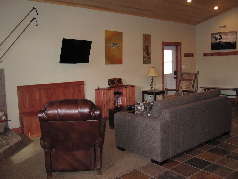 Cedar House Restaurant & Chalets