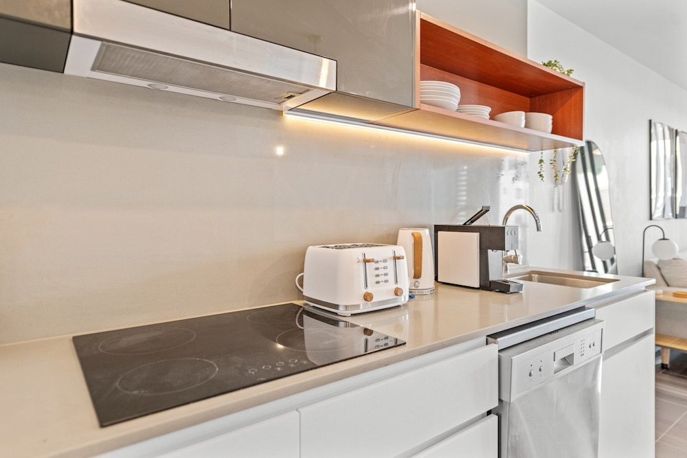 Stylish West End Stay With Rooftop Pool & BBQ