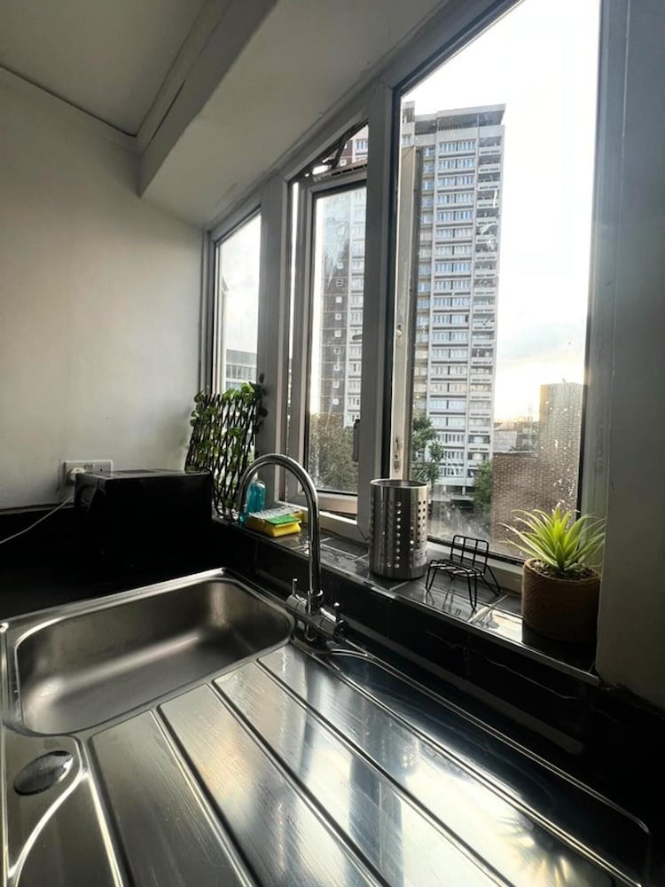 London Luxe Apartment - Spacious & Stylish