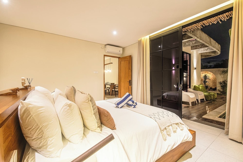 Chic 4-br Villa in Central Seminyak, Beach 5 Mins
