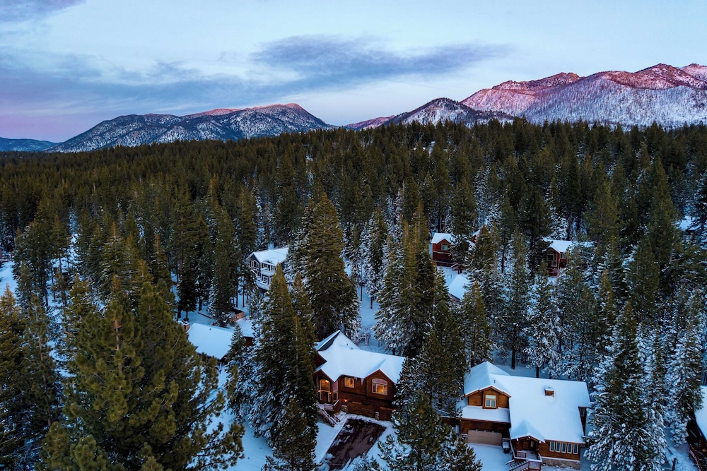 Cherry Hills Spacious Tahoe Cabin With Deck, Fireplace & Open Interiors