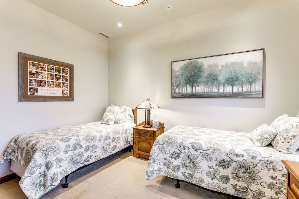 Walkable Apt in Carbondale: 'luxury Artist's Loft'