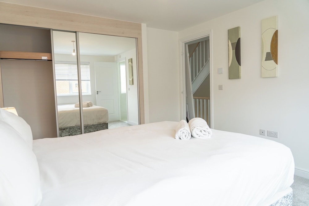 3 Bedroom 3.5 Bathroom House Chichester view 2