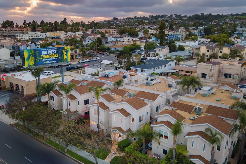 Walk to Dining, Mission + Pacific Beach, and Bars/nightlife Private Backyard