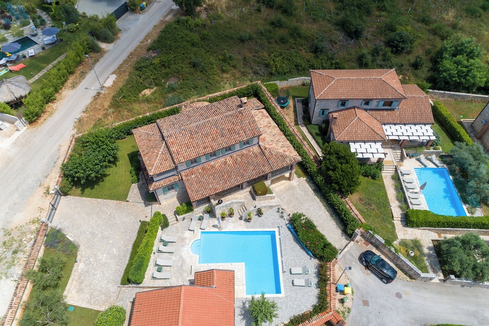 Villa Amyra With Pool