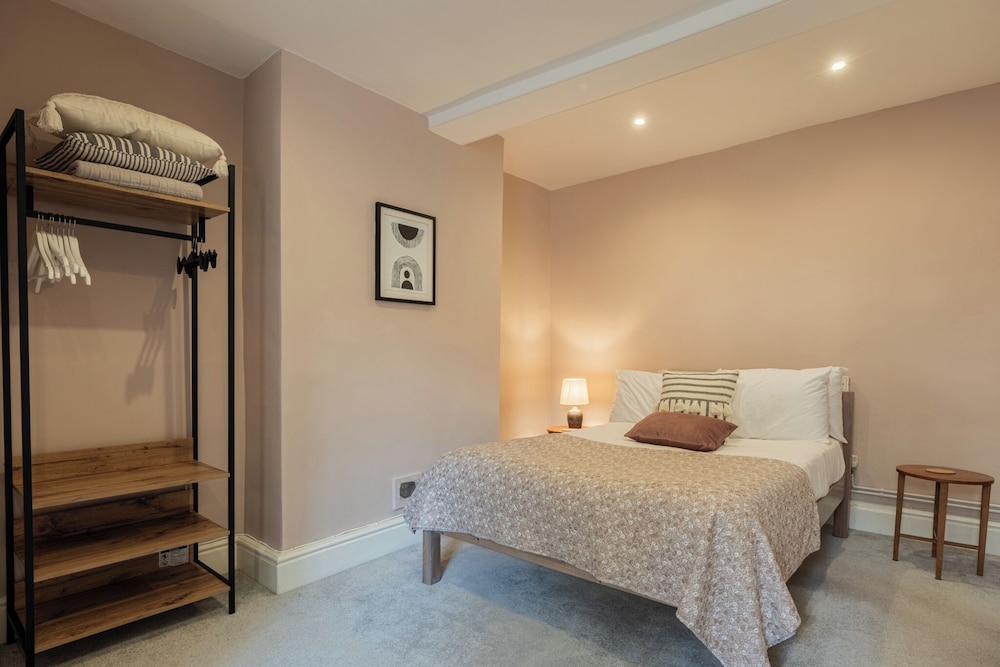 Central 1 Bed with Free Private Parking view 4