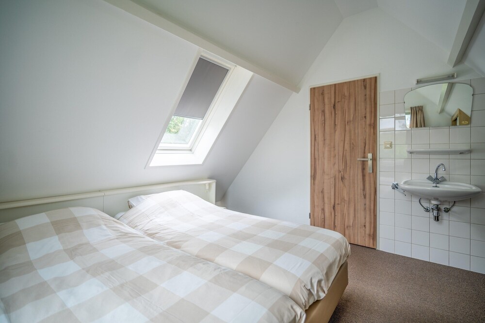 Tastefully and Modernly Furnished 5-person Bungalow