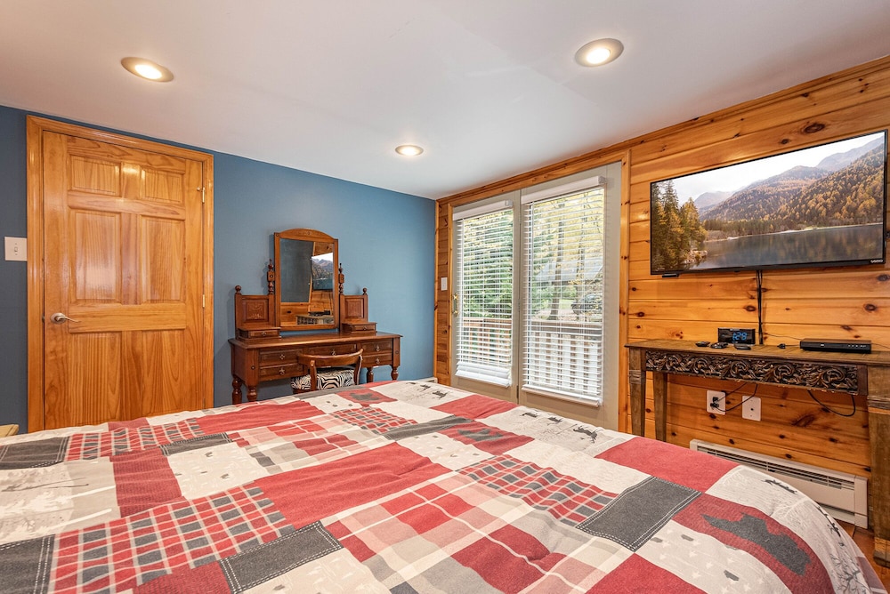 Owl's Retreat by Taylor Made Deep Creek view 3
