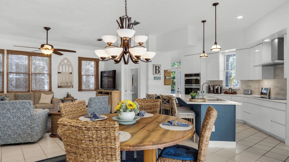 Charming Beach Cottage, 2 Pools and Tennis Access + Free Attraction Tickets!