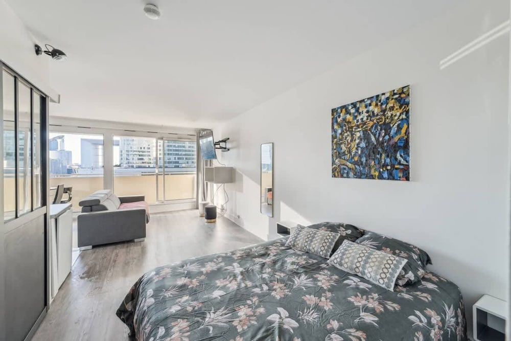Spacious Studio Balcony -La D Fense-bail Mobilit