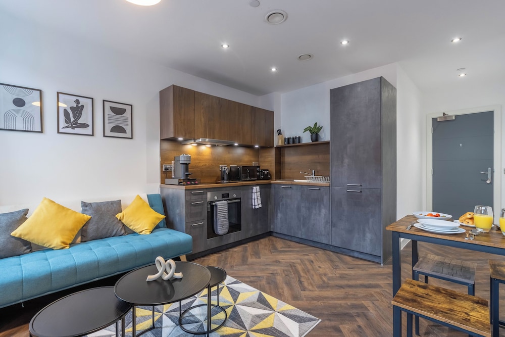 Professionals, City Centre, Parking, Superstore Nearby
