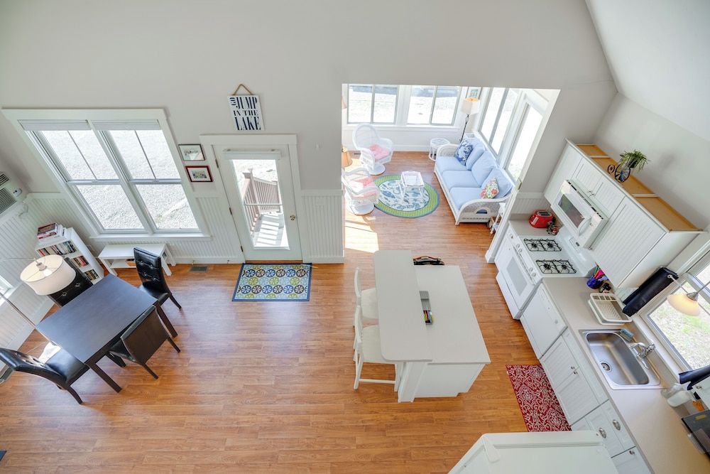 Lake Access & Pools: Sun-soaked Westford Cottage!