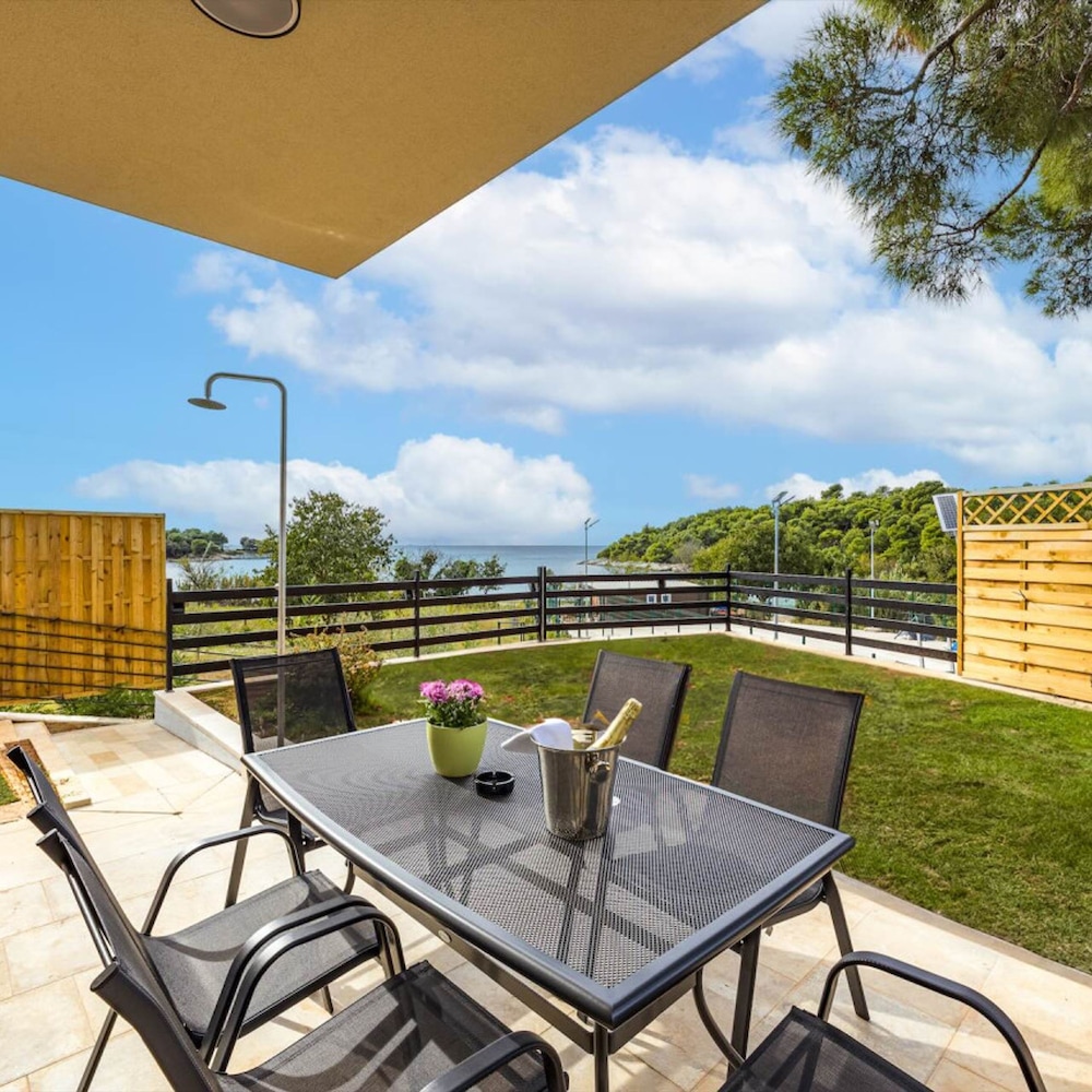 Villa Palma - Seaside Luxury Villa for 6 Person