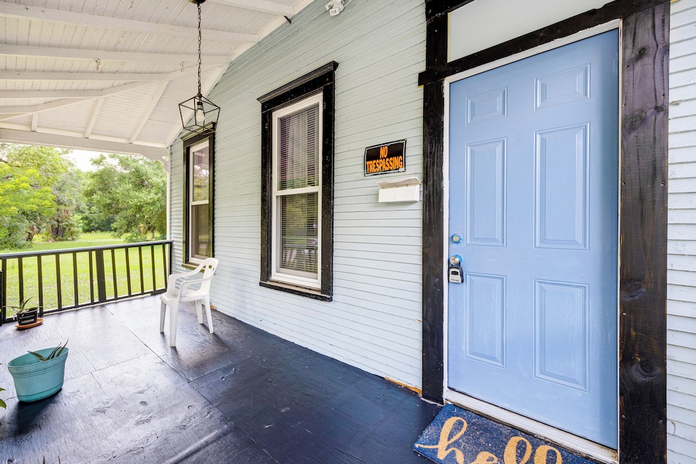 < 1 Mi to Everbank Stadium: Retreat w/ Yard!