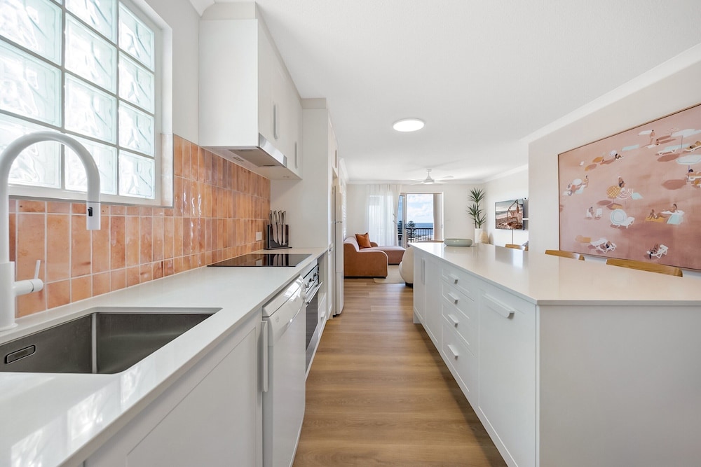 Bright 2-bed Apartment With Stunning Ocean Views