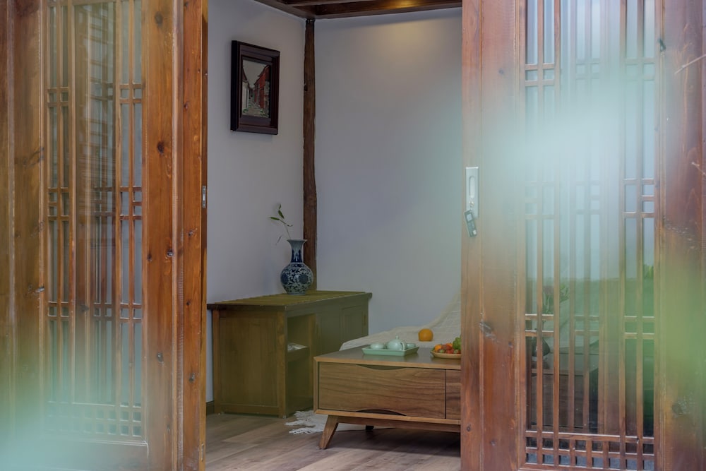 Lize Graceland Artistic Suite Inn