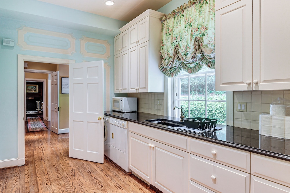 16 Mi to Baltimore: Spacious Home in Owings Mills!