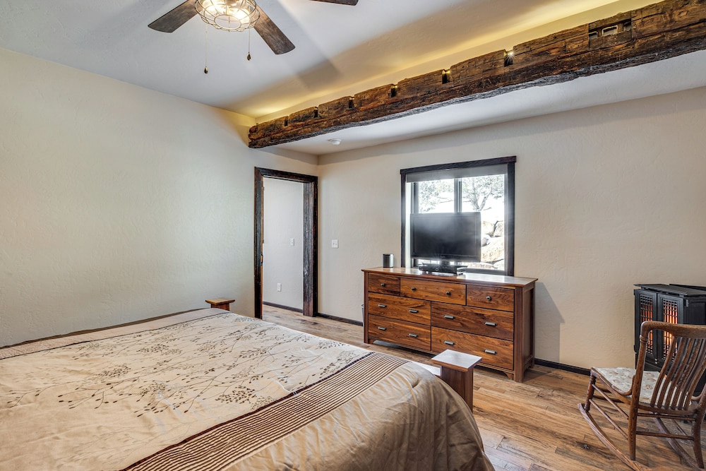 4 Mi to Black Canyon: Mtn-view Apt in Montrose!