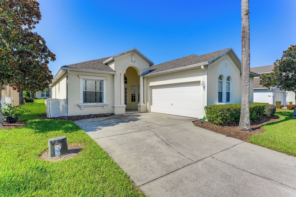 Walk to Tower Lake: Family Home in Gated Community
