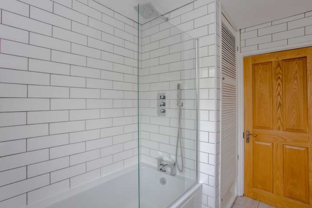 Spacious 3 Bedroom Apartment With Large Balcony