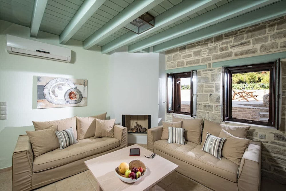 Phaistos Villas - Villa Kastalia Poolside Retreat
