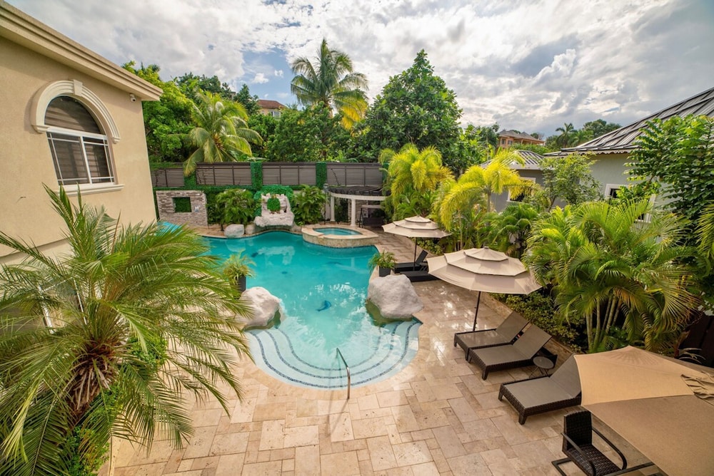 Orchids Palms Luxury Villa Pool Chef Hot Tub Airport Pickup