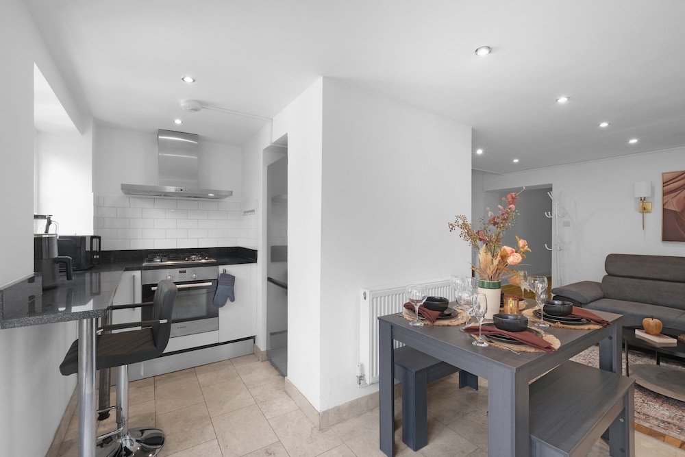 Luxury 3BR 2BA with Hot Tub and Garden