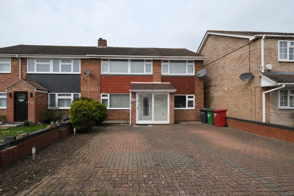 Elegant 5 Bed Home with Garden- Slough