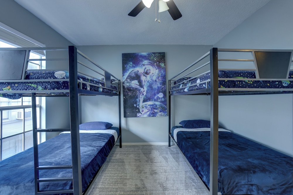 Pets Welcome! Humble Townhome 4 Mi to Airport