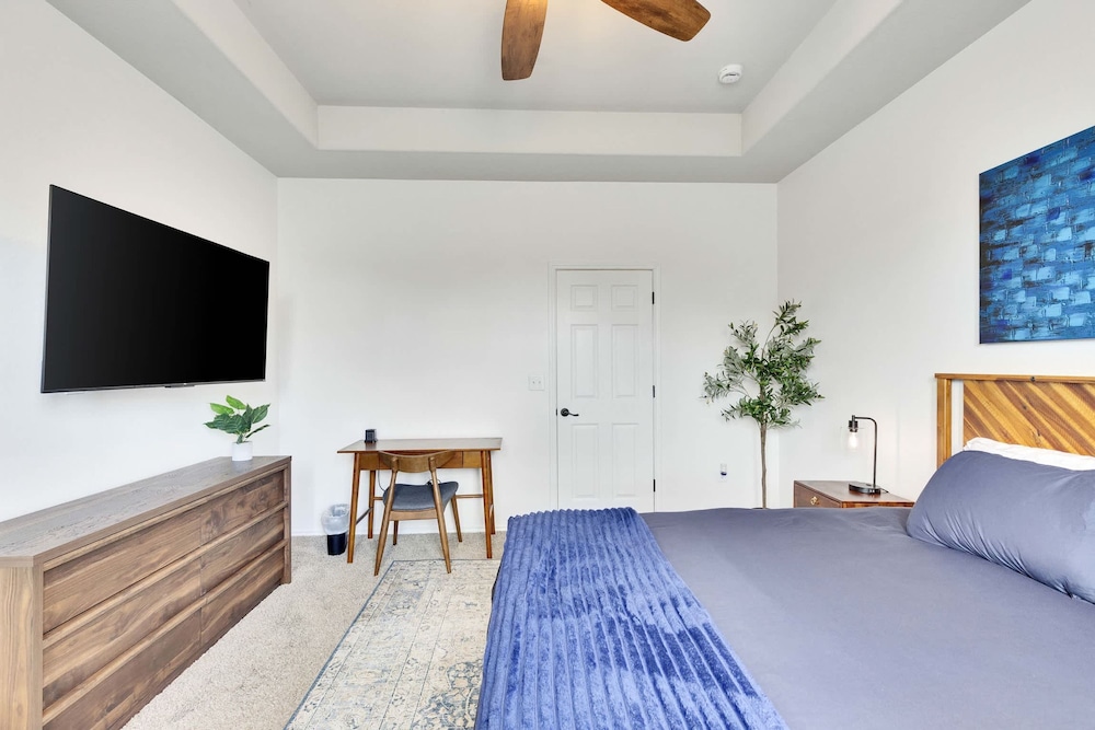 Luxury 4BR 2 5BA Home EV Charger Pool Access