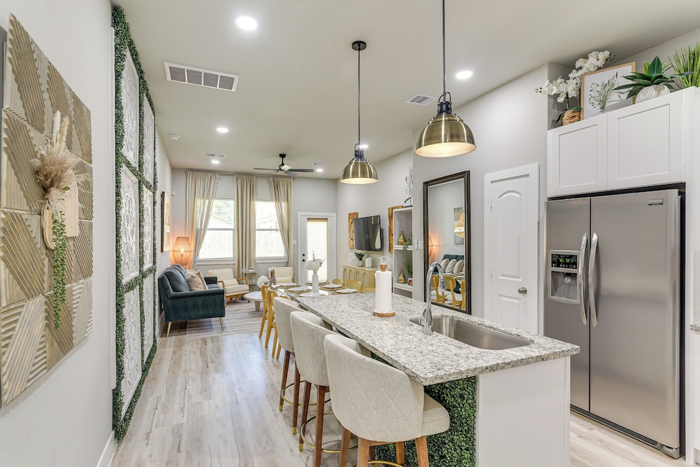Private Patio & Yard: Houston Retreat Near Golf!