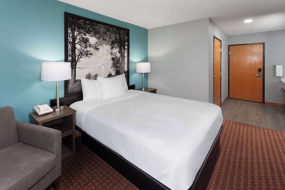 Super 8 by Wyndham McHenry/Fox Lake Area - Property Image 21