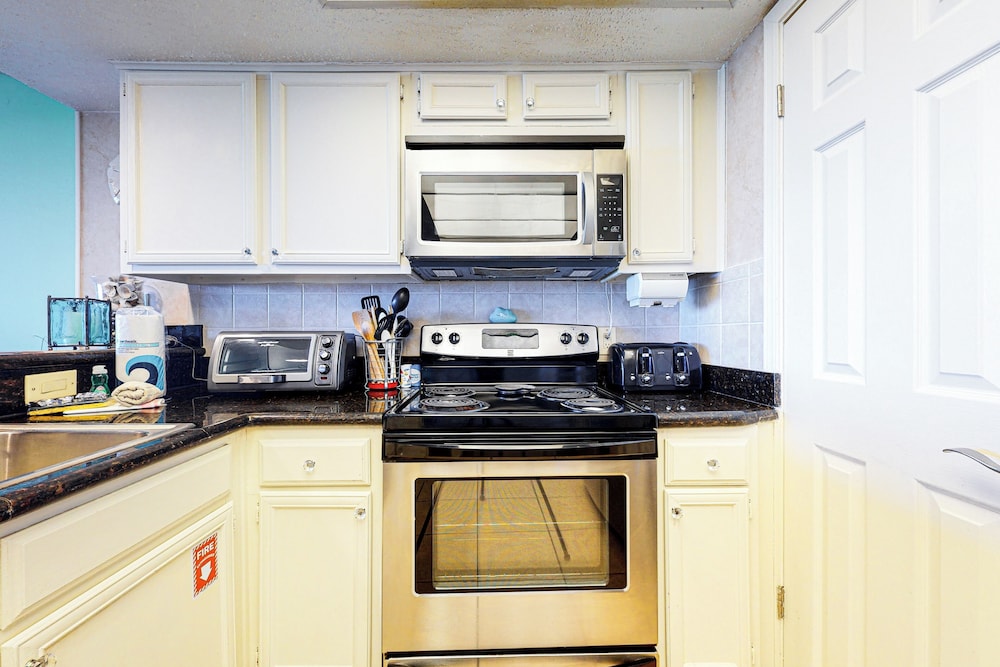 Gulf-view 3BR w/ Gourmet Kitchen, Tennis & Pools