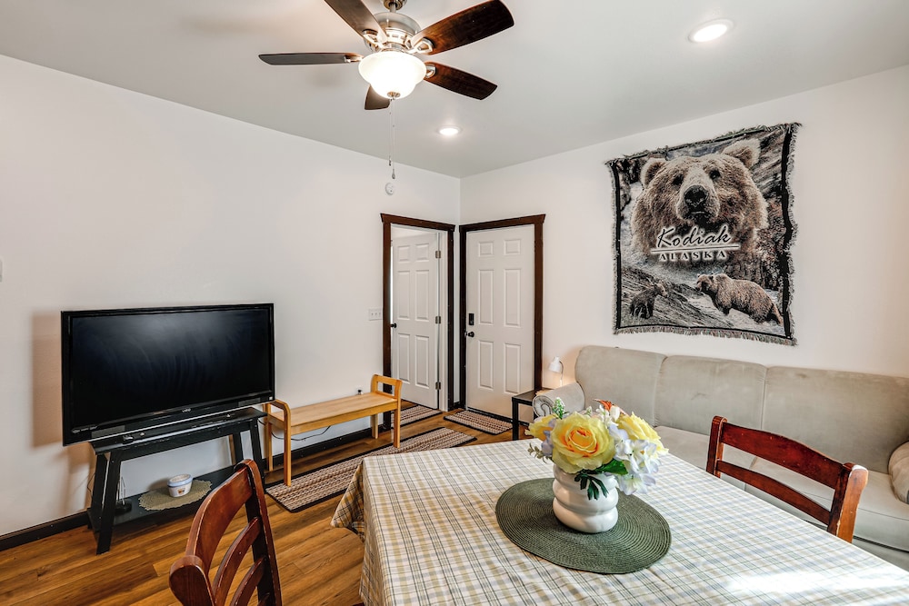 < 2 Mi to Dtwn: Pet-friendly Getaway in Fairbanks