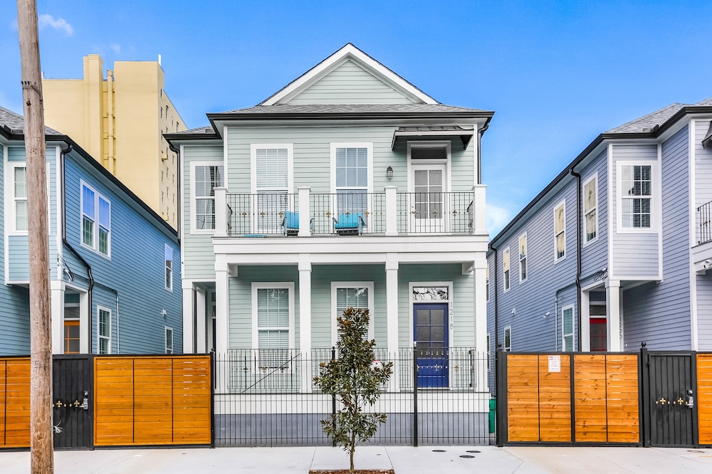 Amazing 4BR w Balcony by Hosteeva - Image 1