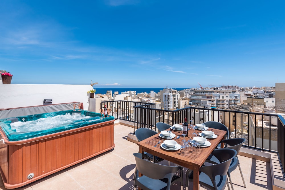 Hotel Seashells Penthouse Hot Tub Seaview by Getaways Malta - Image 1