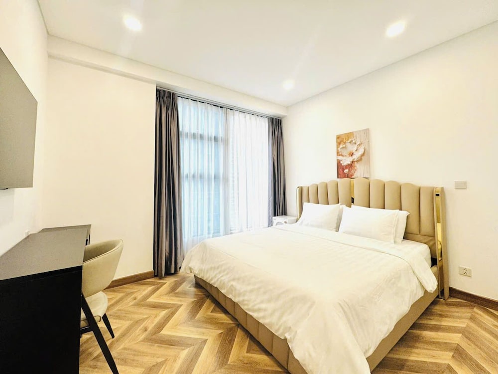 Skyway White & Silver Riverside Resident - Binh Thanh, HCM