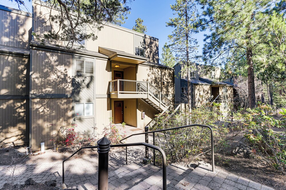 19 Mi to Mt Bachelor Ski Resort: Condo w/ Grill